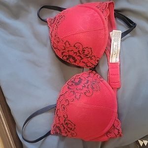 La SENZA 32D lightly lined full cup red lace bra
